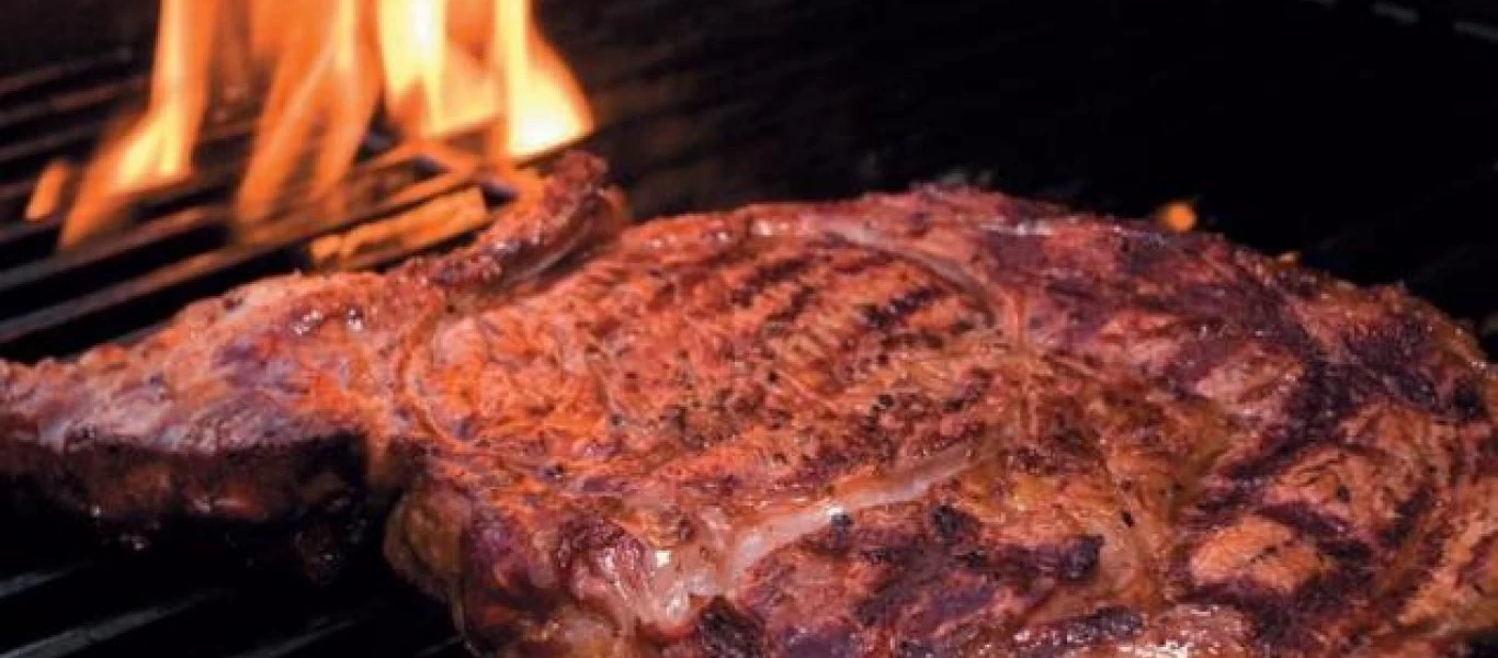 Πώς θα καταλάβεις αν έγινε το ψητό κρέας με μία απλή κίνηση (βίντεο)